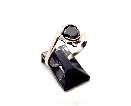 Lot 207 - An 18ct white gold single stone diamond ring,...