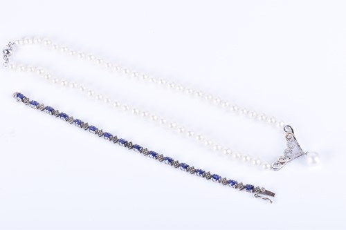Lot 735 - A pearl necklace set with white cultured...