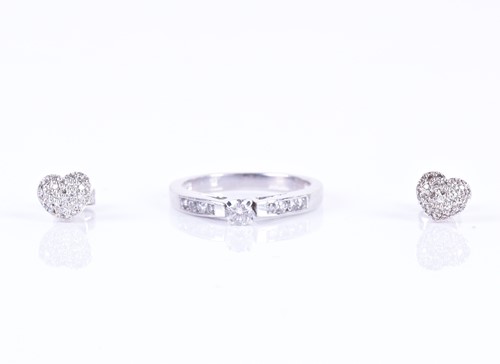 Lot 291 - A white metal and diamond ring set with a...