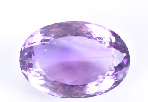 Lot 302 - A loose oval-cut amethyst gemstone of 17.62...