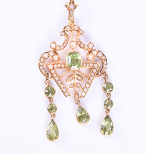 Lot 320 - An Edwardian split seed pearl and peridot...