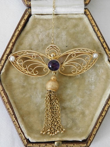 Lot 352 - A 9ct gold Butterfly form filigree brooch, set...