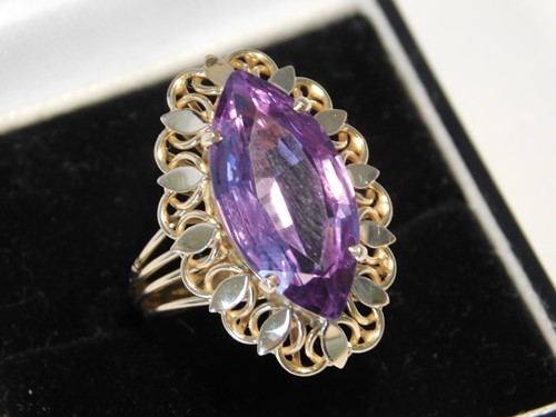Lot 353 - A Continental 9ct gold and amethyst cocktail...
