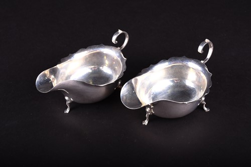 Lot 632 - A pair of Geo V silver sauce boats, Barker...