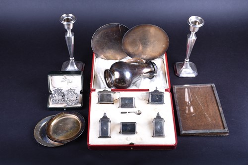 Lot 624 - A small collection of silver, comprising a hot...