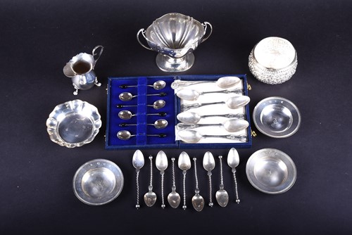 Lot 604 - A small quantity of silver, comprising a set...