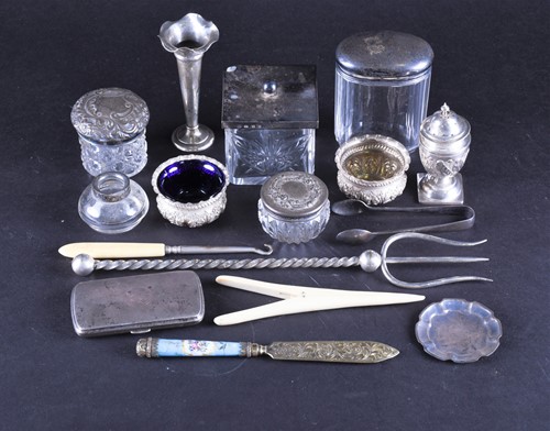 Lot 614 - A small collection of silver, comprising a...