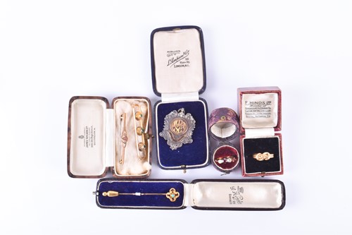 Lot 777 - A Victorian 18ct yellow gold ring of knotted...