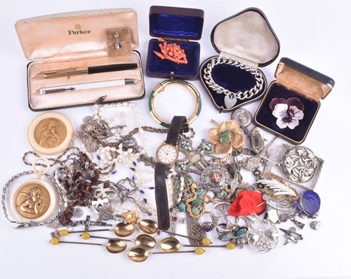 Lot 778 - A group of various jewellery items including a...