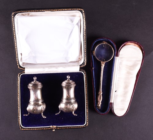 Lot 600 - A pair of silver pepperettes, Goldsmiths &...