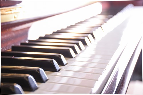 Lot 173 - A Yamaha upright piano with high gloss finish,...