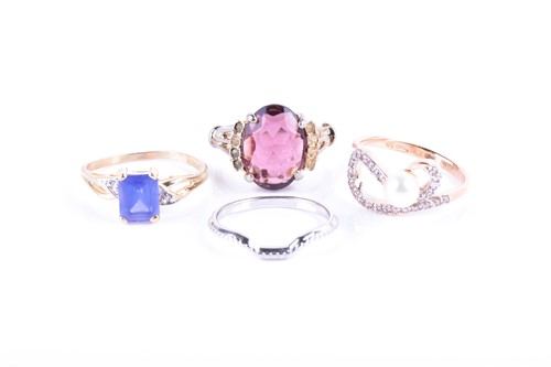 Lot 873 - A yellow metal and blue paste stone ring size...