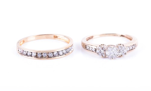 Lot 643 - A 9ct yellow gold and diamond triple cluster...