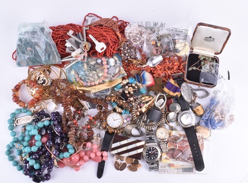 Lot 887 - A group of various vintage and costume...