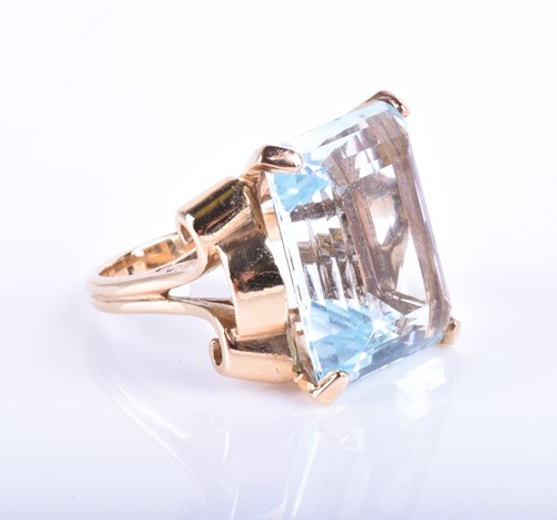 Lot 789 - An Art Deco yellow gold and aquamarine...