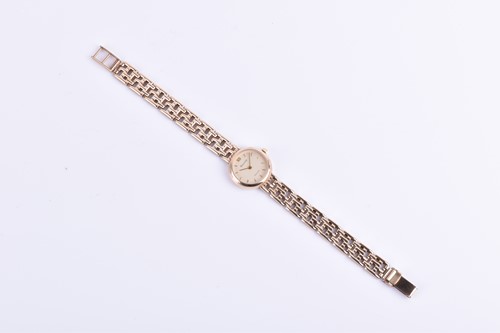 Lot 572 - A 9ct yellow gold ladies Accurist wristwatch...