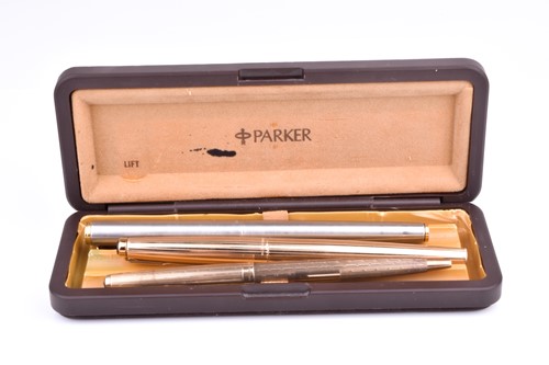 Lot 333 - A Parker 9ct yellow gold ball point pen, with...