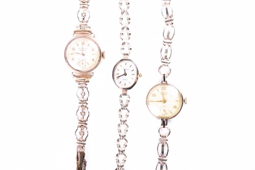 Lot 414 - A ladies 9ct gold cased wristwatch with 9ct...