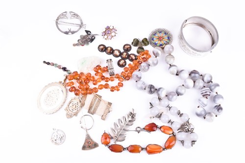 Lot 715 - A group of jewellery items including a white...