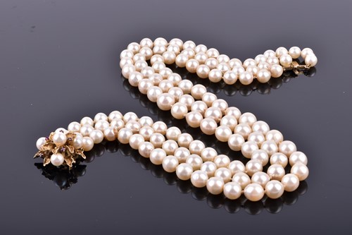 Lot 828 - A triple strand graduated pearl necklace,...