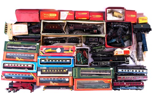 Lot 307 - A large collection of model railway items,...