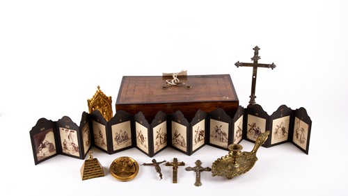 Lot 280 - A Victorian walnut despatch box with brass...
