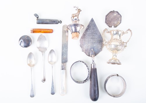 Lot 483 - A mixed group of silver items to include a...