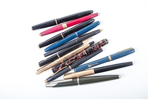 Lot 278 - A collection of vintage pens and pencils, to...