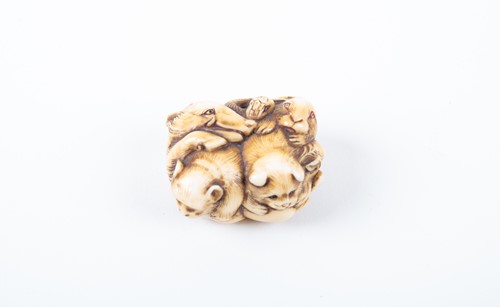 Lot 152 - A good Japanese ivory netsuke, Meiji, carved...