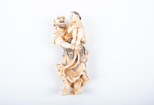 Lot 134 - A Japanese ivory netsuke, late Meiji/Taisho,...
