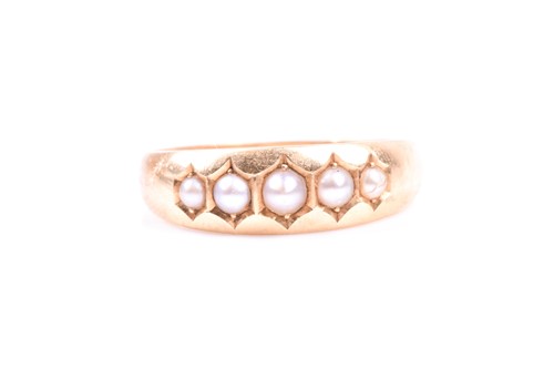 Lot 730 - An 18ct yellow gold ring, set with five...