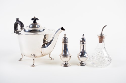 Lot 539 - An Edwardian silver teapot, Birmingham 1904 by...