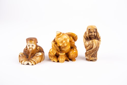 Lot 210 - 日本，象牙根付三件，19世纪