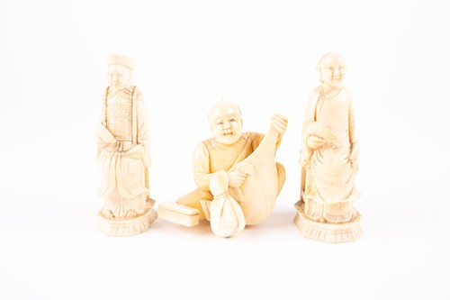 Lot 108 - 中国，牙雕棋子两枚，19世纪，及日本象牙饰物，19世纪