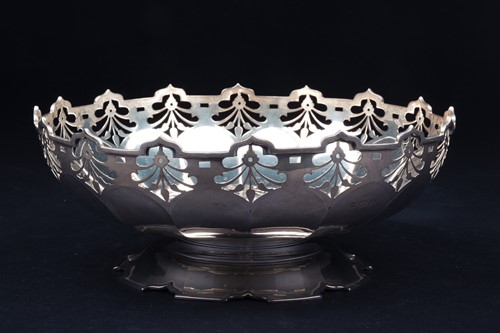 Lot 133 - A George V silver fruit bowl, Birmingham 1921...
