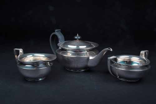 Lot 28 - A George V three-piece silver teaset,...