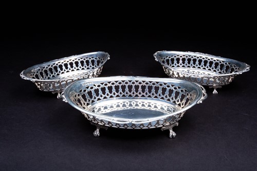 Lot 112 - A set of three George V graduated silver...