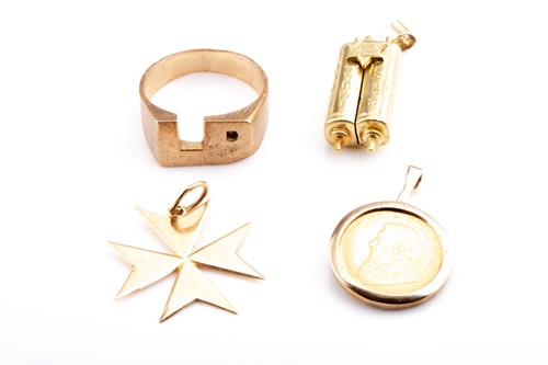 Lot 346 - A group of jewellery items, to include a...