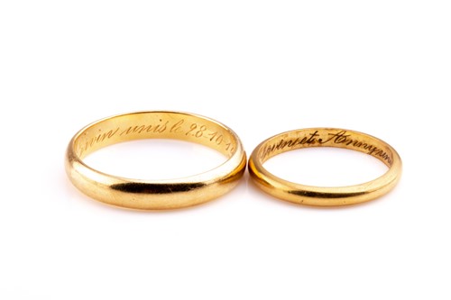 Lot 499 - A yellow metal gents wedding band ring, with...