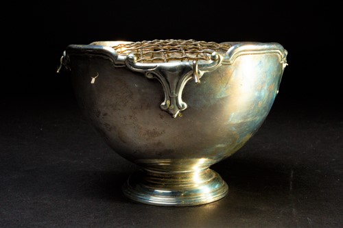 Lot 145 - A George V silver rose bowl, London 1914 by...