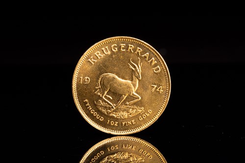 Lot 255 - A 1oz 22ct gold South Africa Krugerrand, 1974.