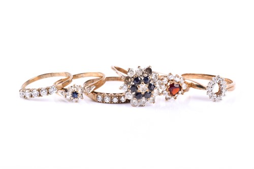 Lot 501 - A 9ct yellow gold and cz heart-shaped ring,...