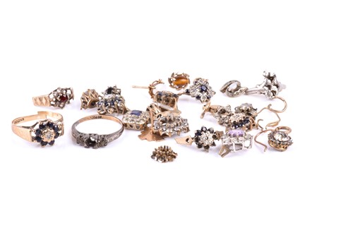 Lot 400 - A group of various yellow metal and silver...