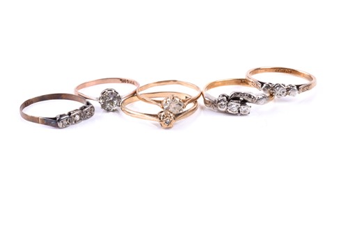 Lot 387 - An 18ct yellow gold and diamond accent...