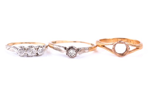 Lot 334 - An 18ct yellow gold ring set with a small...