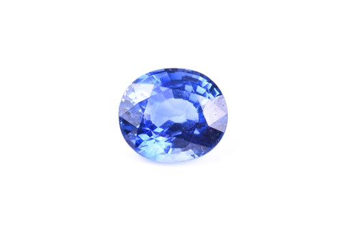 Lot 596 - An unmounted oval sapphire, estimated to be...
