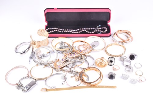 Lot 573 - A group of various costume jewellery items, to...