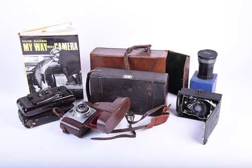 Lot 501 - A collection of vintage cameras, to include a...