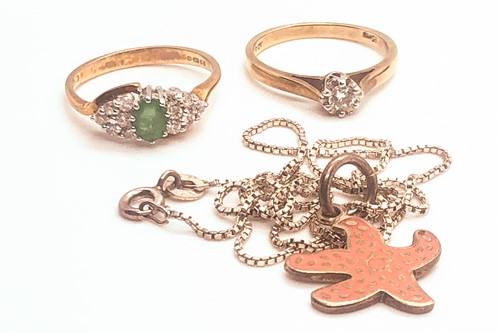 Lot 597 - A 9ct yellow gold, diamond, and emerald ring,...