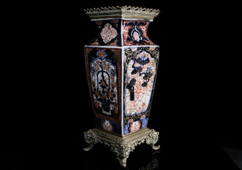 Lot 219 - A 19th century Japanese Meiji period Imari...